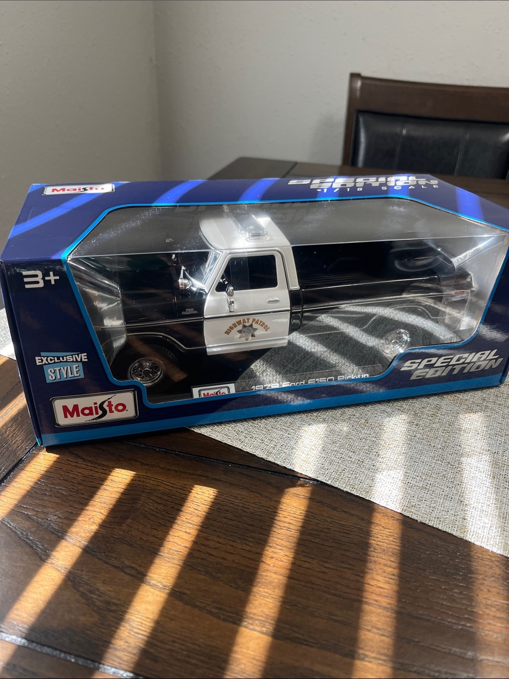 Maisto 1/18 Diecast Black & White Police Pickup Truck Toy - Special Edition